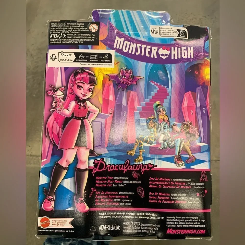 Monster High Draculaura Fashion Doll with Pink & Black Hair accessories, pet bat